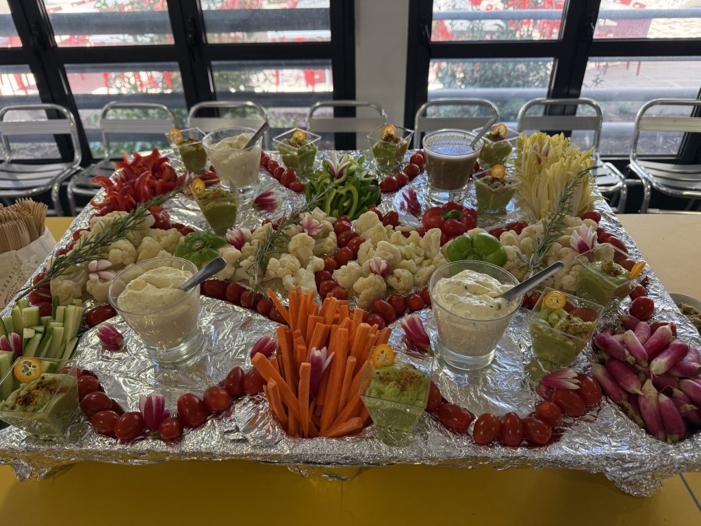 Un plateau de crudités artistiquement disposées avec des sauces