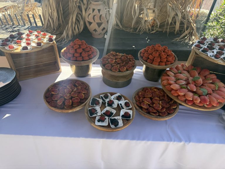 Buffet OPTRAITEUR de bouchées salées et sucrées, présenté sur table avec vaisselle en bois et cagettes rustiques.