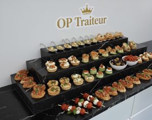 Buffet de canapés variés sur présentoir en marbre