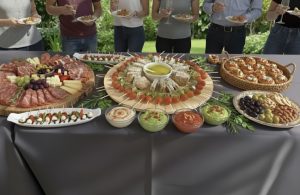 Table de buffet avec divers plats, optraiteur.fr