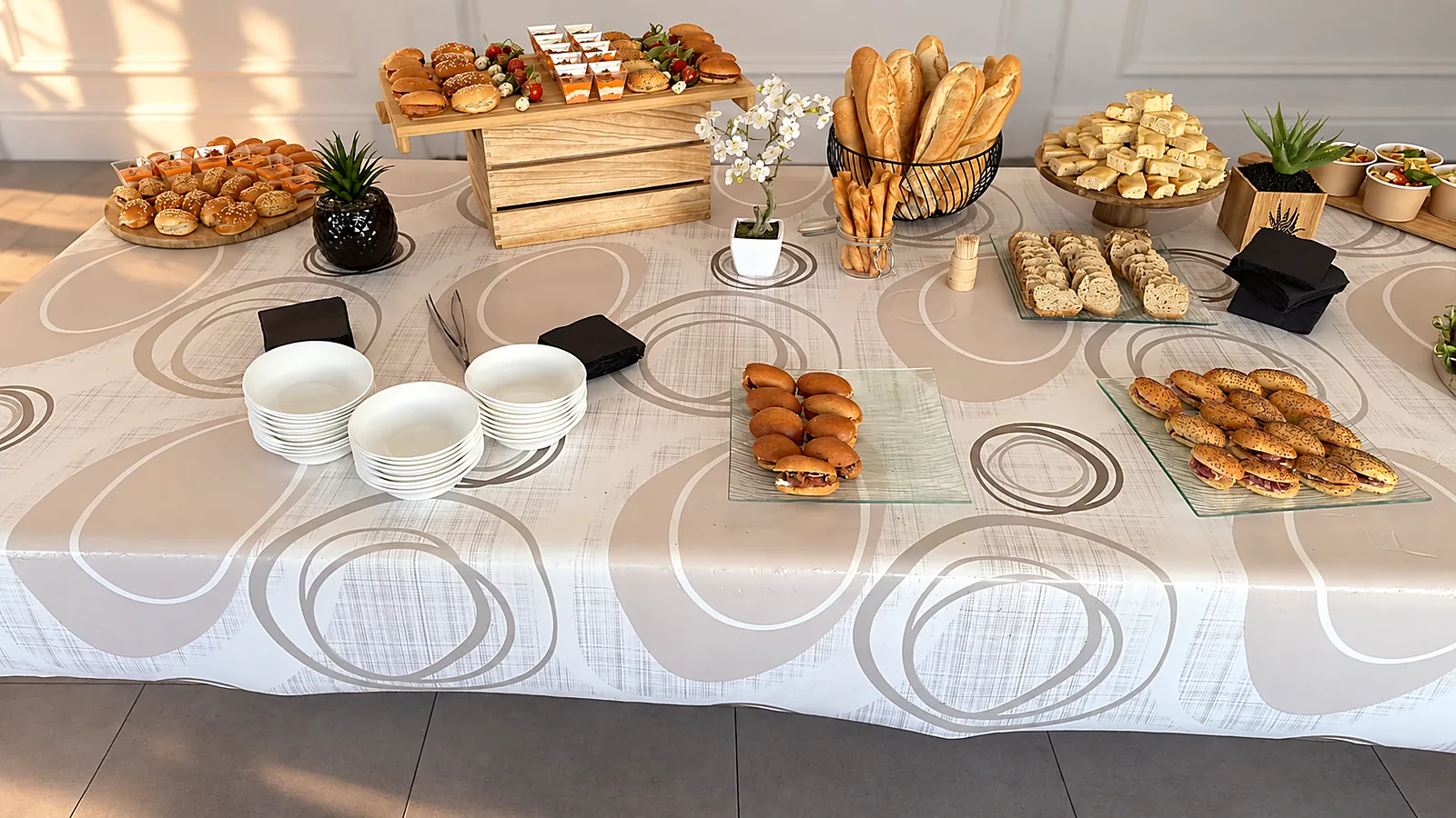 Menu de mariage champêtre, élégance ou prestige : quelle formule choisir 2 Buffet salé de cocktail d'entreprise : pains, fromages et mini-sandwiches par OPTraiteur
