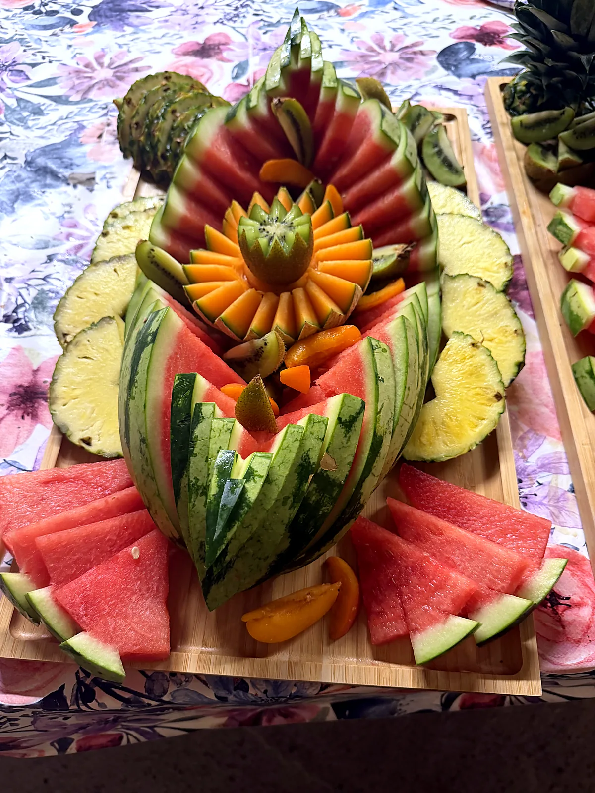 Corbeille de pastèque sculptée et fruits frais pour une réception en Provence