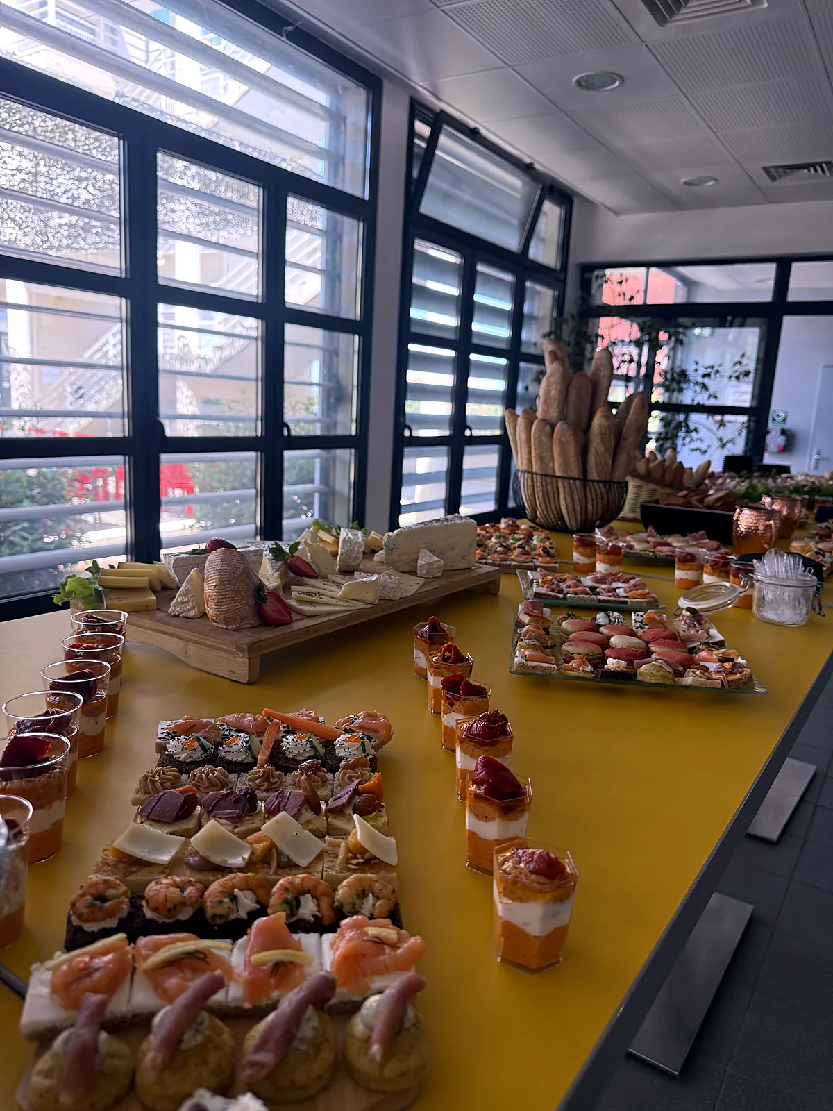 Cocktail dînatoire d'entreprise dans une salle de réception : verrines et canapés OPTraiteur