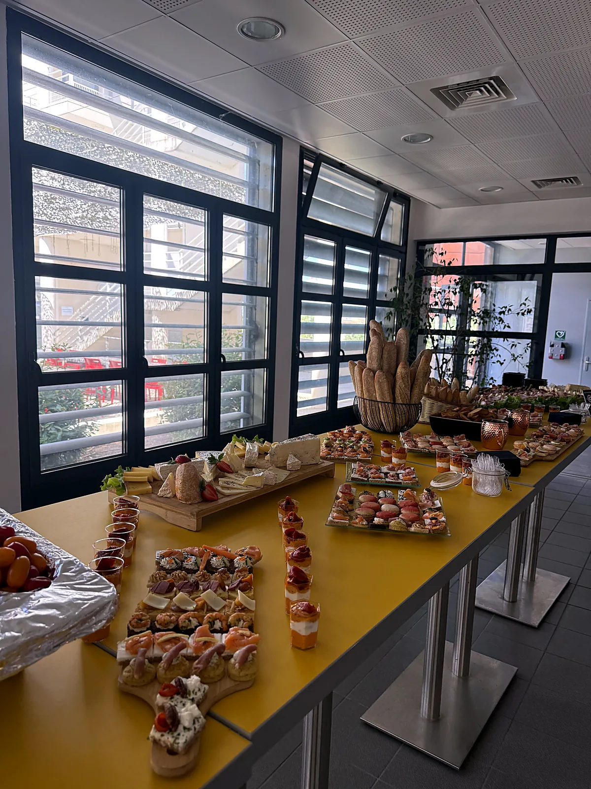 Menu de mariage champêtre, élégance ou prestige : quelle formule choisir 1 Buffet de cocktail dressé dans une salle de réception pour un repas de fin d’année d’entreprise