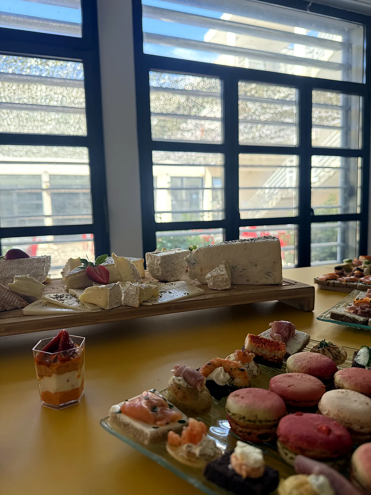 Menu de mariage champêtre, élégance ou prestige : quelle formule choisir 7 Macarons et plateau de fromages pour un cocktail de réception