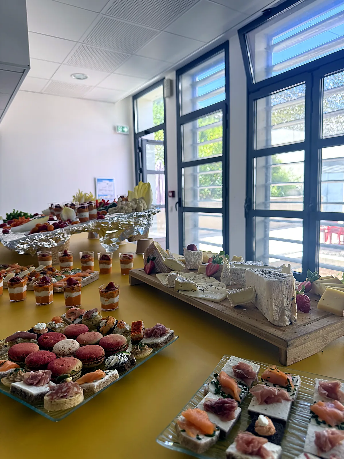 Buffet de cocktail dressé par OPTraiteur : macarons, canapés et fromages affinés