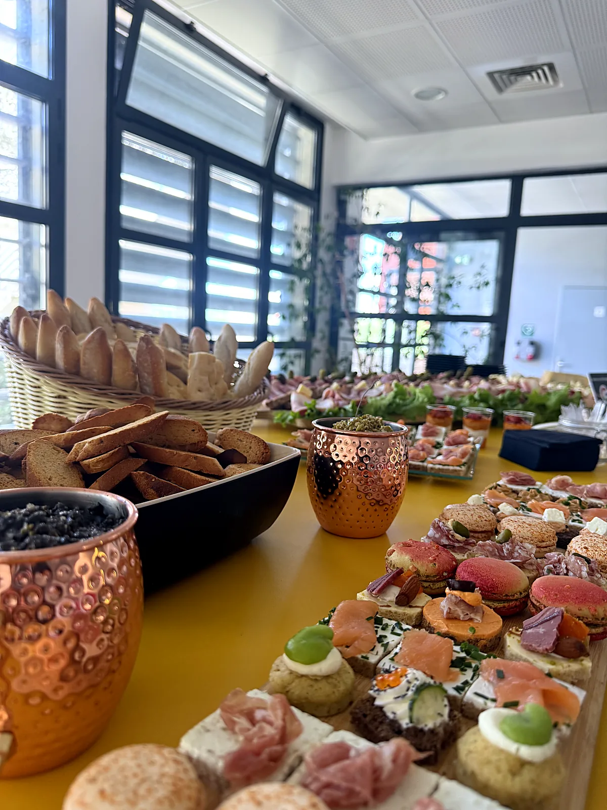 Canapés apéritifs et corbeille de pain pour un cocktail de gala en Provence