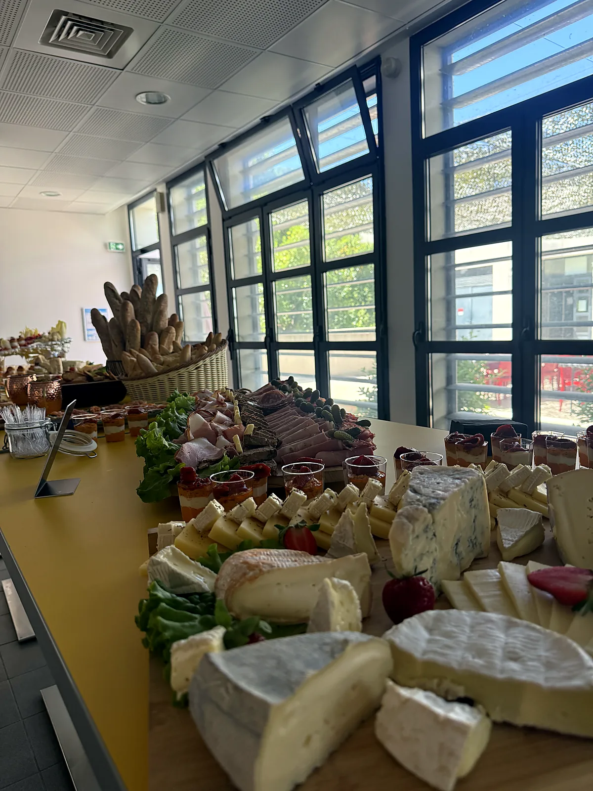 Menu de mariage champêtre, élégance ou prestige : quelle formule choisir 8 Plateau de fromages et charcuterie pour buffet de réception