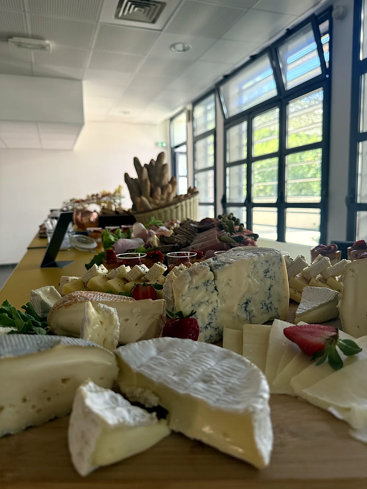 Plateau de fromages affinés et fraises fraîches, buffet OPTraiteur à Allauch