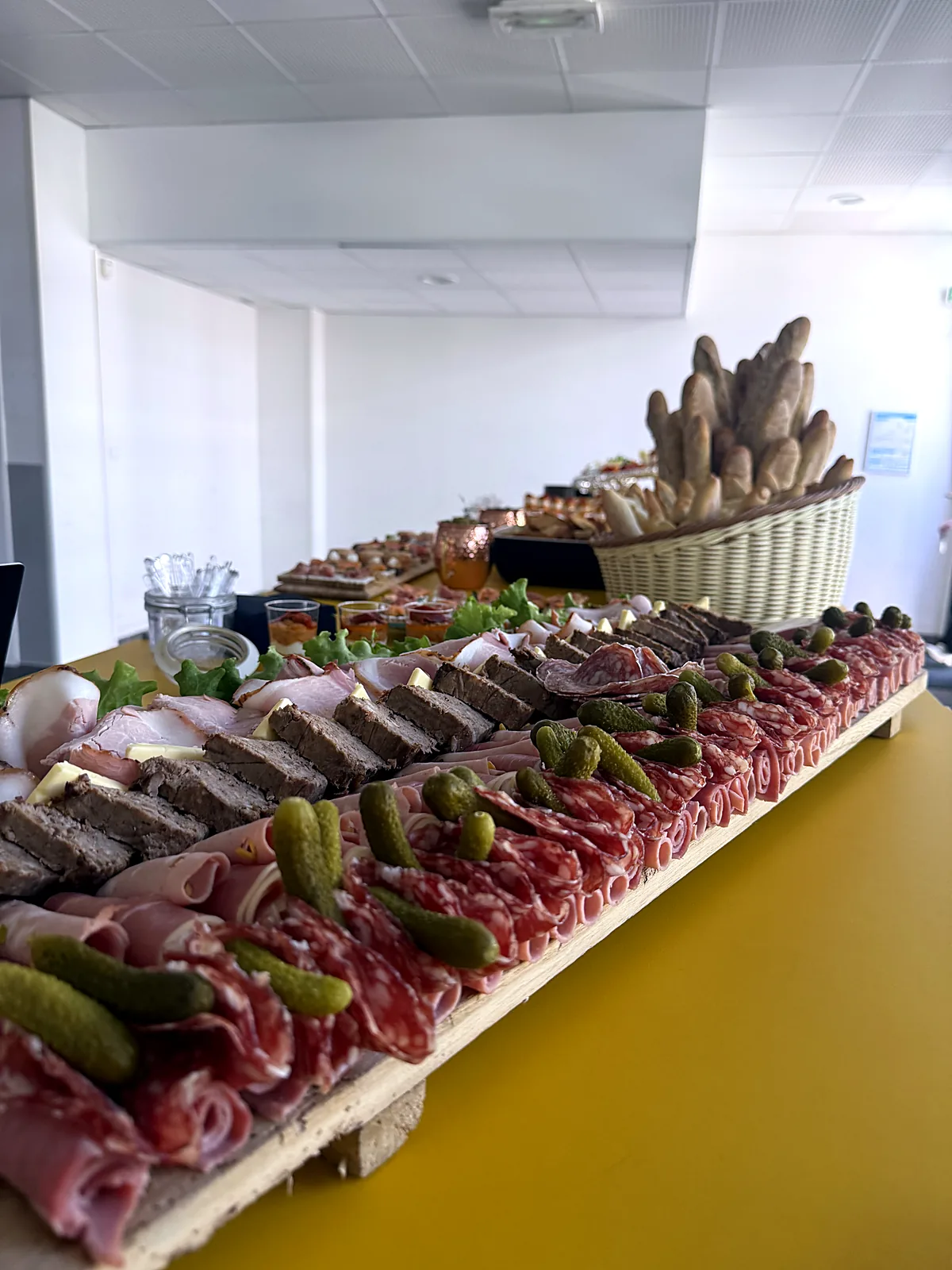 Planche de charcuterie, cornichons et pain de campagne pour buffet campagnard