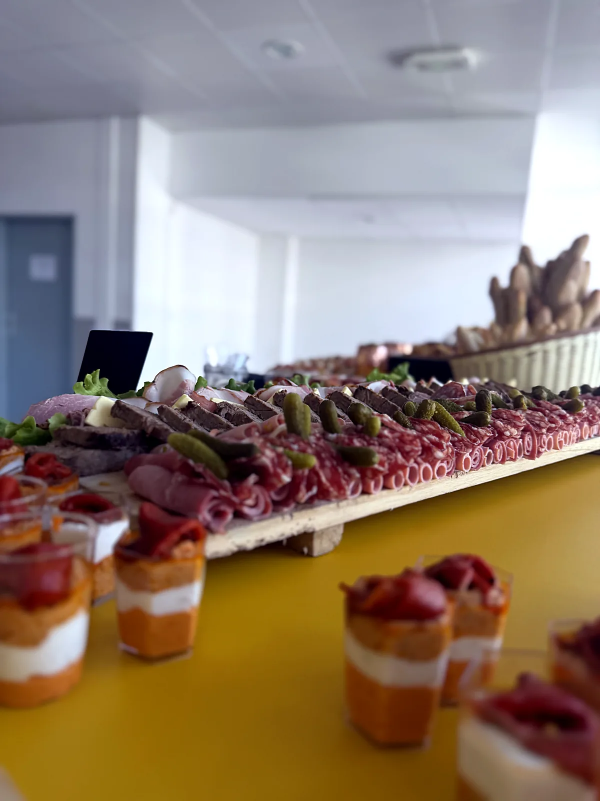 Menu de mariage champêtre, élégance ou prestige : quelle formule choisir 10 Verrines colorées et charcuterie pour cocktail dînatoire
