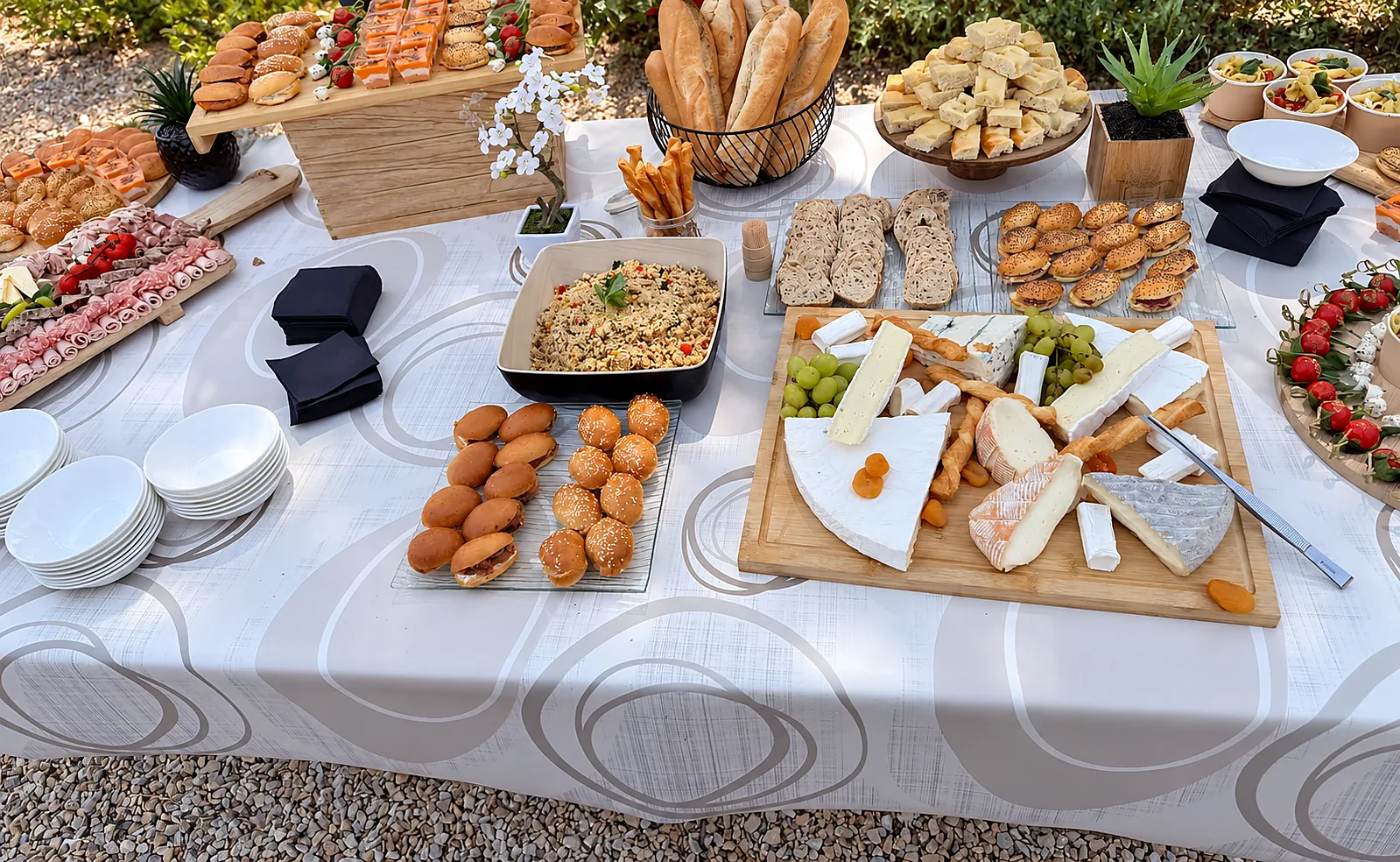 Comment choisir son traiteur à Marseille : le guide complet 1 Buffet de mariage en extérieur sous les pins : fromages et sandwiches OPTraiteur