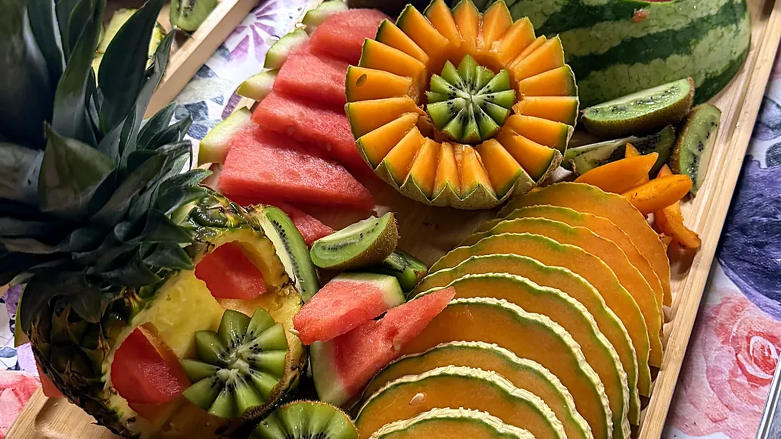 Traiteur Aubagne : comment choisir pour un événement à Marseille 3 Sculpture de fruits sur pastèque et ananas, pièce signature OPTraiteur