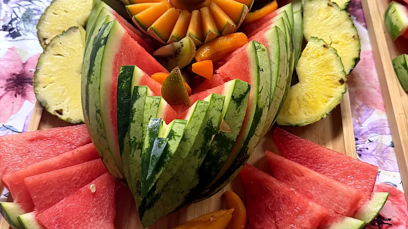 Corbeille de pastèque sculptée et fruits frais pour une réception en Provence