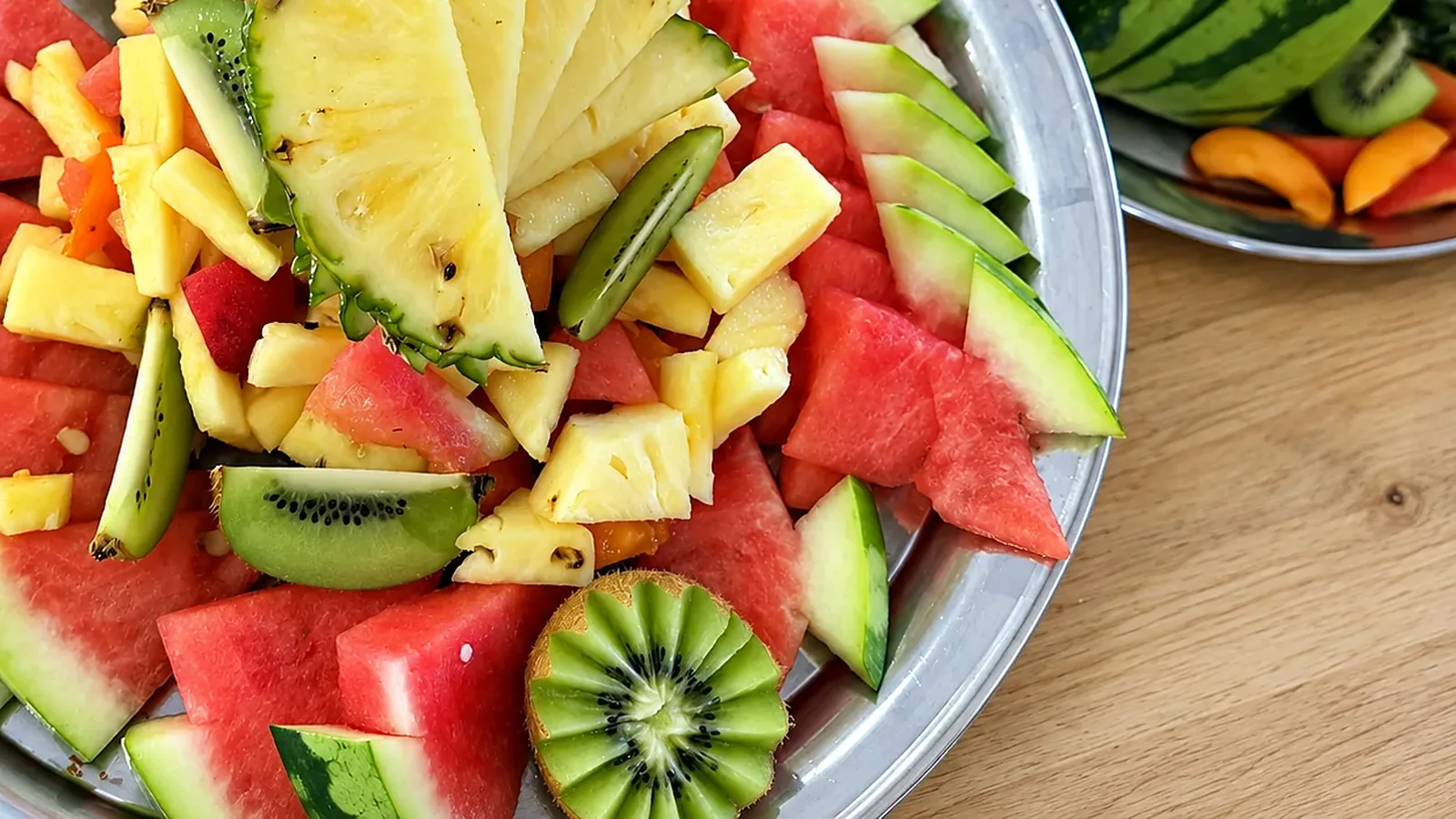 Plateau de fruits découpés kiwi, ananas et pastèque servi par OPTraiteur