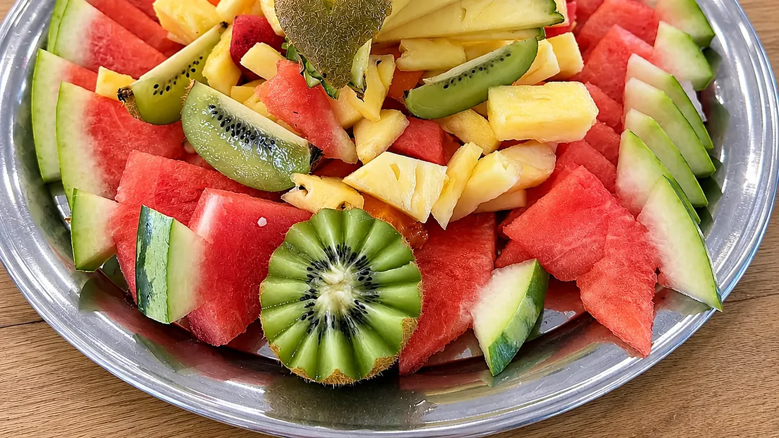 Traiteur pour baptême à Marseille : conseils et astuces 3 Plateau de fruits frais pastèque et kiwi pour buffet de dessert