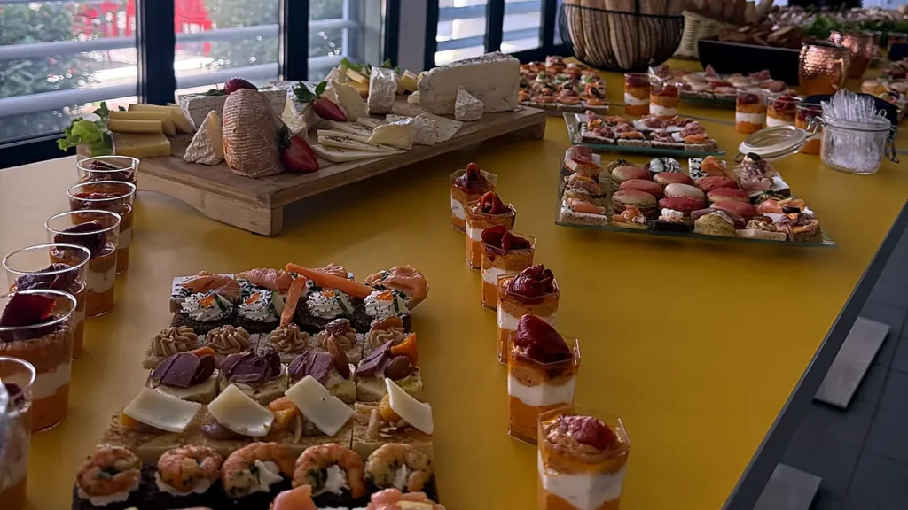 Cocktail dînatoire d'entreprise dans une salle de réception : verrines et canapés OPTraiteur