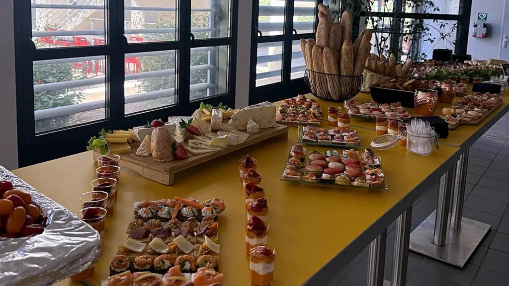 Buffet de cocktail dressé dans une salle de réception pour un séminaire d'entreprise