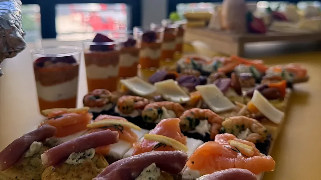 Traiteur de luxe à Marseille : menus Prestige sur mesure 2 Canapés au saumon fumé et verrines apéritives préparés par OPTraiteur