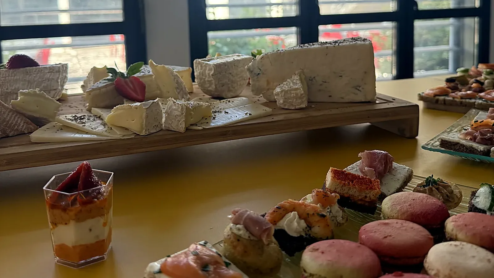 Macarons et plateau de fromages pour un cocktail de réception