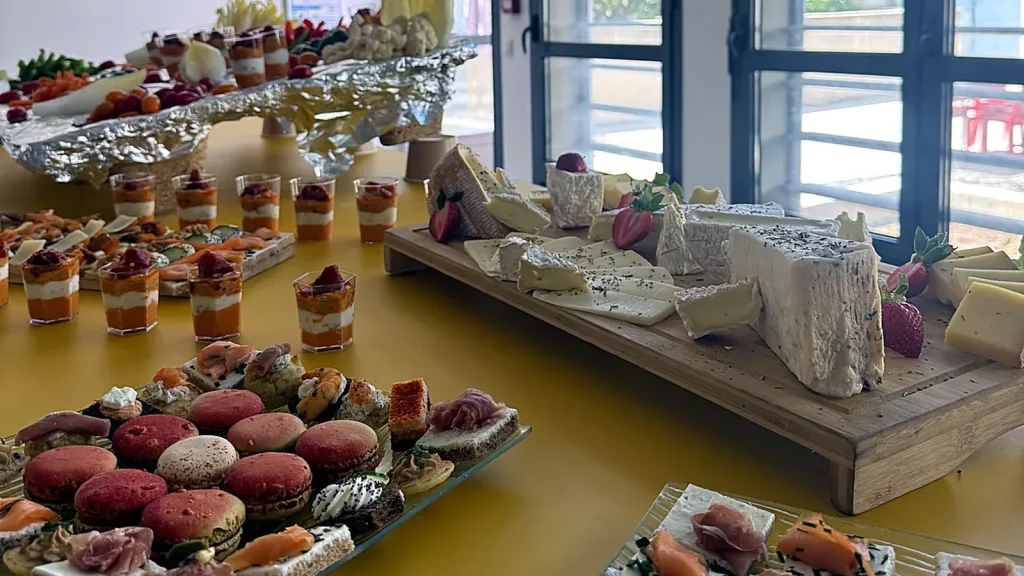 Buffet de cocktail : macarons, canapés et fromages affinés OPTraiteur