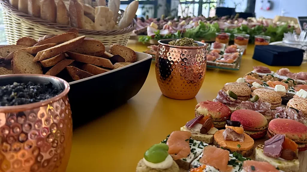 Canapés apéritifs et corbeille de pain pour un cocktail de gala en Provence