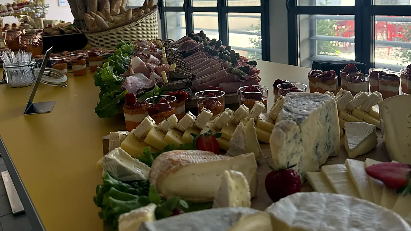 Comment choisir son traiteur à Marseille : le guide complet 1 Plateau de fromages et charcuterie pour buffet de réception