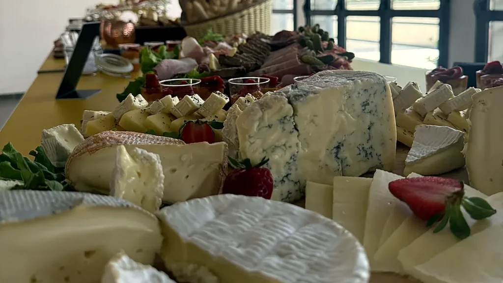 Traiteur cuisine provençale à Marseille : traditions et saveurs 2 Plateau de fromages affinés et fraises fraîches, buffet OPTraiteur à Allauch