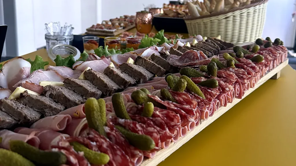 Planche de charcuterie, cornichons et pain de campagne pour buffet campagnard