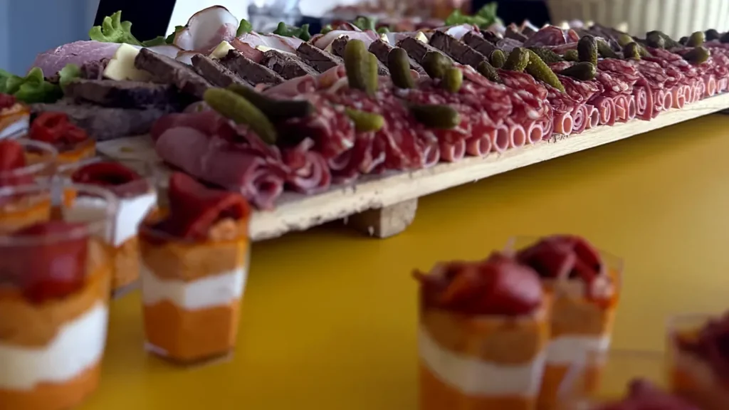Repas de fin d’année d’entreprise : quand et comment réserver son traiteur 2 Verrines colorées et charcuterie pour cocktail dînatoire