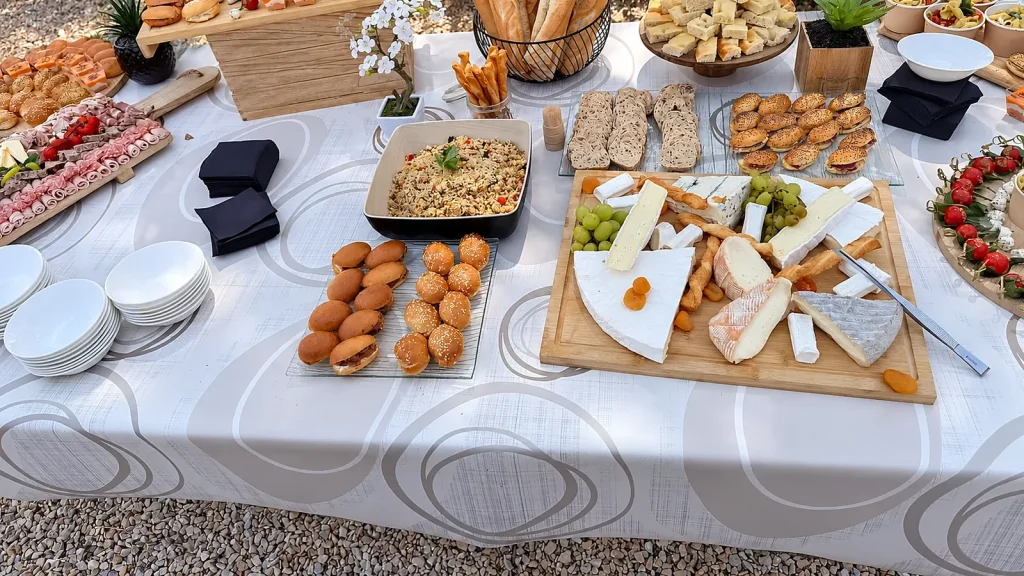 Buffet de mariage en extérieur sous les pins : fromages et sandwiches OPTraiteur