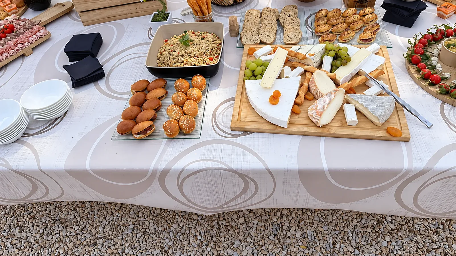 Traiteur cuisine provençale à Marseille : traditions et saveurs 3 Buffet extérieur avec plateau de fromages et tapenade provençale